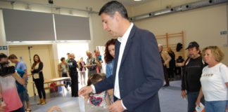 Alcalde votant - eleccions europees 2014.JPG