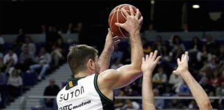 ala-pivot-del-fiatc-joventut-goran-suton-izquierda-con-balon-ante-base-del-movistar-estudiantes-javier-salgado-1447617898105.jpg