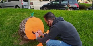 Veïns de Pomar creen un tronc carabassa al carrer per celebrar Halloween