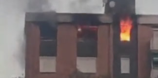 L'incendi ha ocasionat una víctima mortal, ja que un home s'ha precipitat des del balcó de l'habitatge mentre l'incendi avançava I BCN Legends