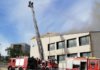 Incendi a la coberta del complex esportiu de Llefià / Bombers