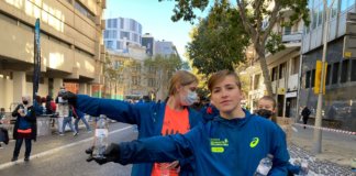 78 alumnes del Badalonès ajuden als corredors de la Marató de Barcelona