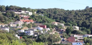 Famílies del Bosc d'en Vilaró han rebut notificacions conforme han d'enderrocar les seves llars i assumir el cost que això suposi.