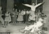 Nois s’atreveixen a saltar el foc al carrer de Santa Anna, el 1951