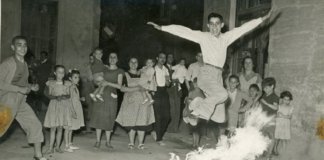 Nois s’atreveixen a saltar el foc al carrer de Santa Anna, el 1951